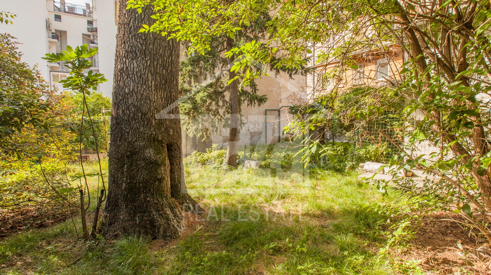 Oaza u centru Rijeke - stan - eta&zcaron;a&comma; 3s&plus;db&plus;vrt 150m2&comma; mirna lokacija