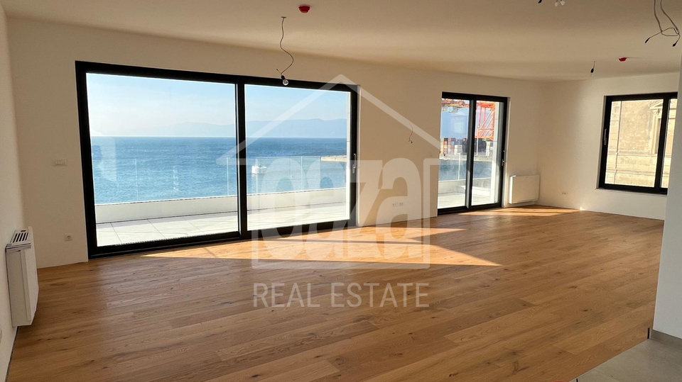 Beautiful luxury new building - smart apartments in Pe&cacute;ine&comma; first row to the sea - under construction