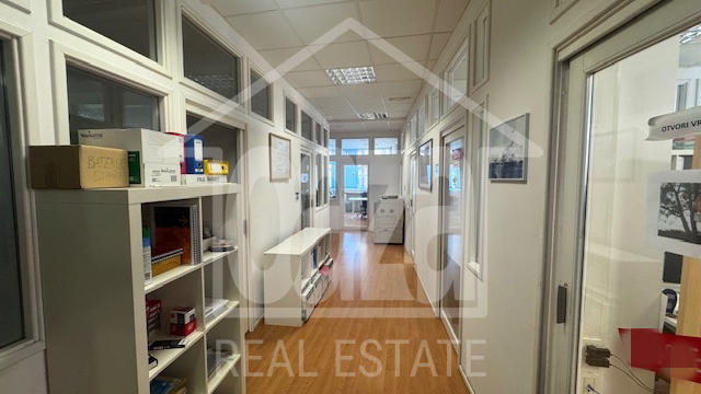 Rijeka - Centar, uredski prostor od 516 m2, 17 ureda + 2 kuhinje, lift