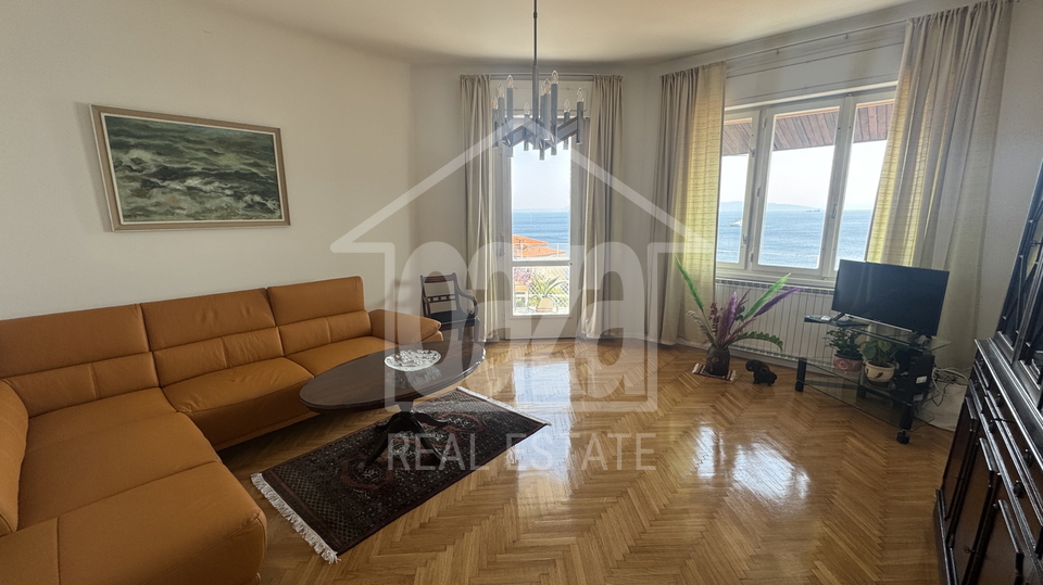 Pe&cacute;ine&comma; 95m2&comma; trosobni stan sa db&plus;balkon