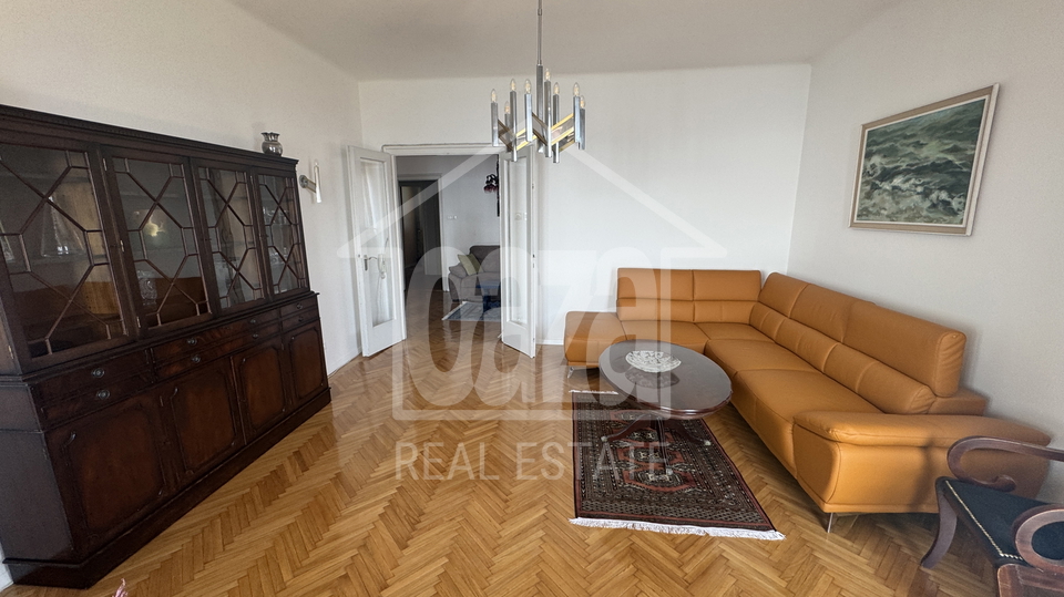 Pe&cacute;ine&comma; 95m2&comma; trosobni stan sa db&plus;balkon