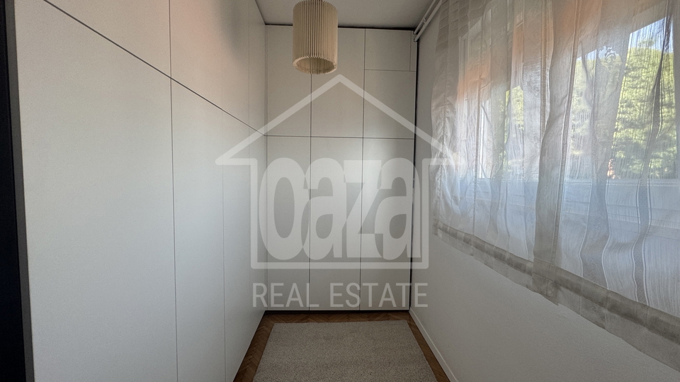 Pe&cacute;ine&comma; 95m2&comma; trosobni stan sa db&plus;balkon