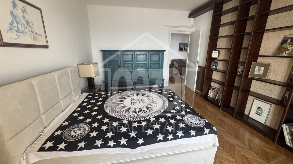 Pe&cacute;ine&comma; 95m2&comma; trosobni stan sa db&plus;balkon