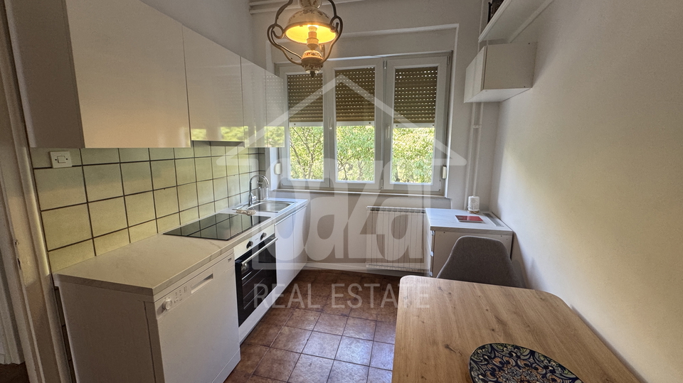 Pe&cacute;ine&comma; 95m2&comma; trosobni stan sa db&plus;balkon