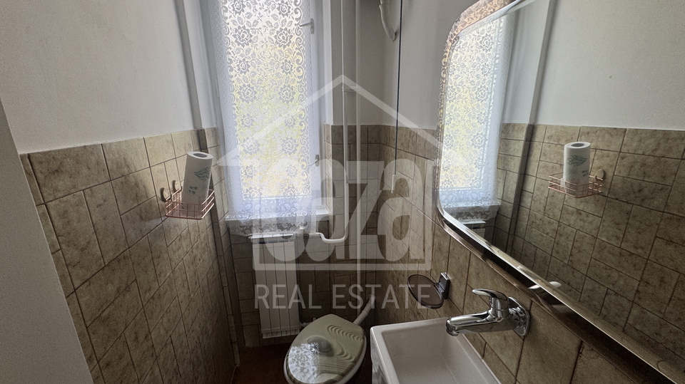 Pe&cacute;ine&comma; 95m2&comma; trosobni stan sa db&plus;balkon