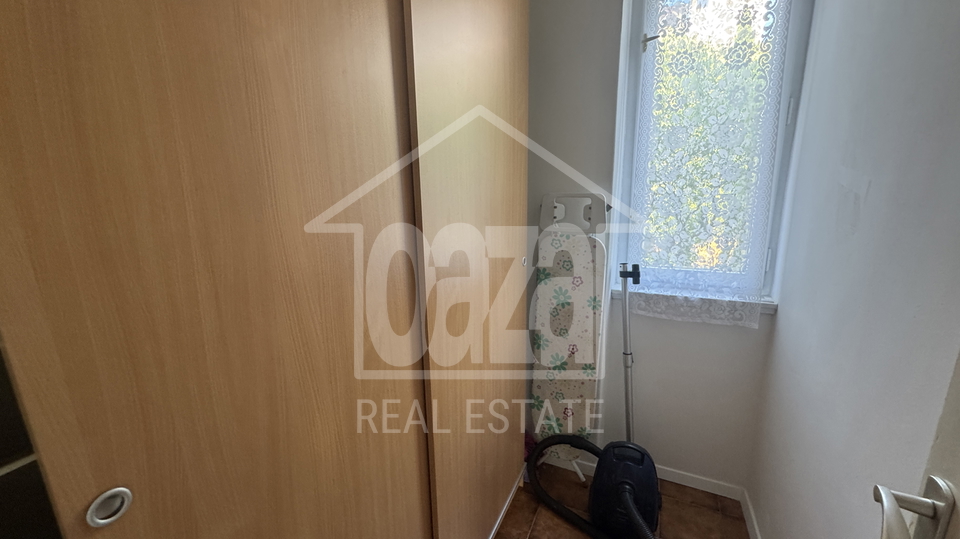 Pe&cacute;ine&comma; 95m2&comma; trosobni stan sa db&plus;balkon