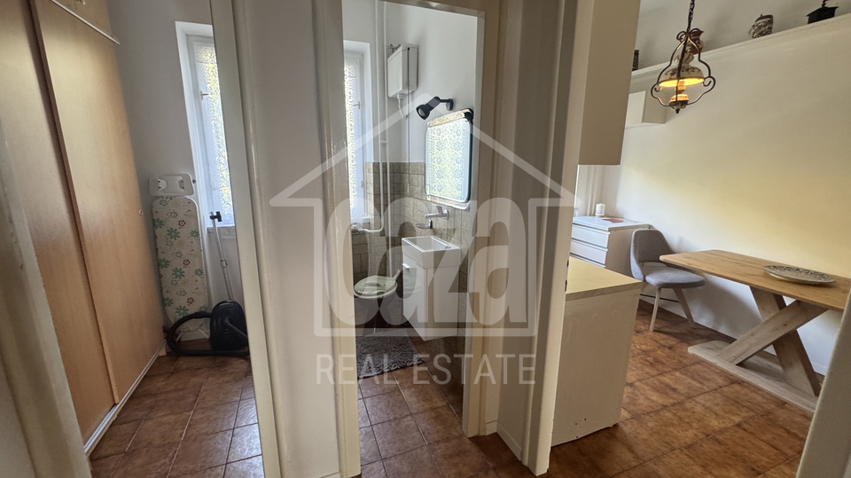 Pe&cacute;ine&comma; 95m2&comma; trosobni stan sa db&plus;balkon