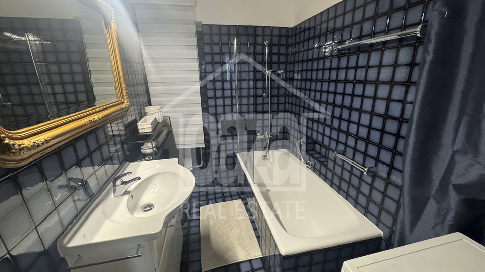 Pe&cacute;ine&comma; 95m2&comma; trosobni stan sa db&plus;balkon