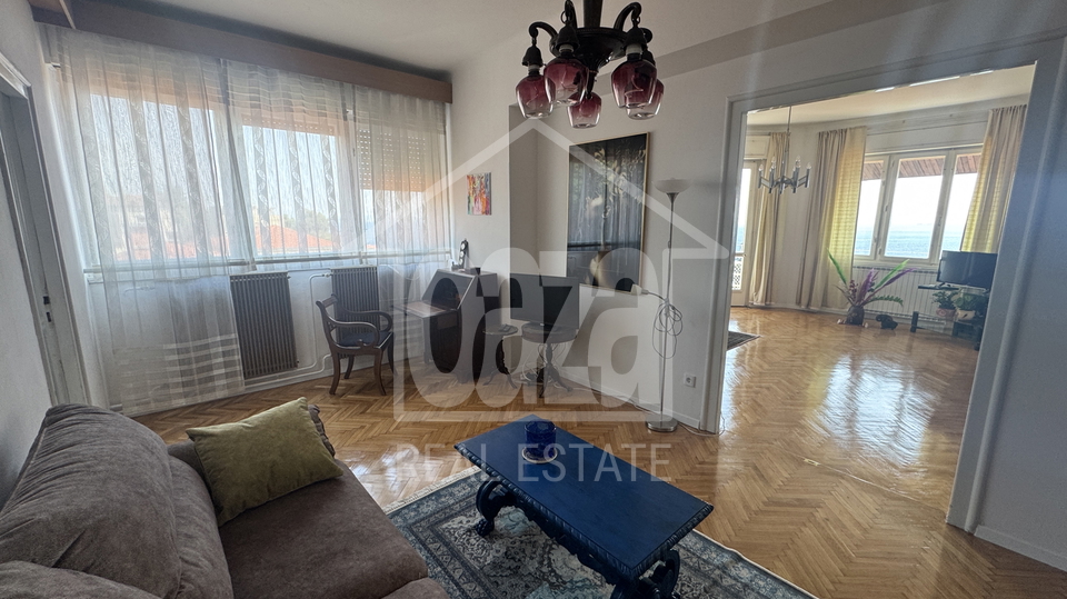 Pe&cacute;ine&comma; 95m2&comma; trosobni stan sa db&plus;balkon