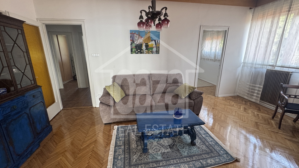 Pe&cacute;ine&comma; 95m2&comma; trosobni stan sa db&plus;balkon