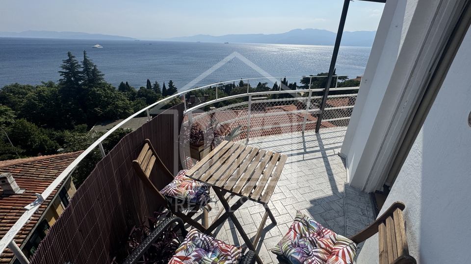 Pe&cacute;ine&comma; 95m2&comma; trosobni stan sa db&plus;balkon