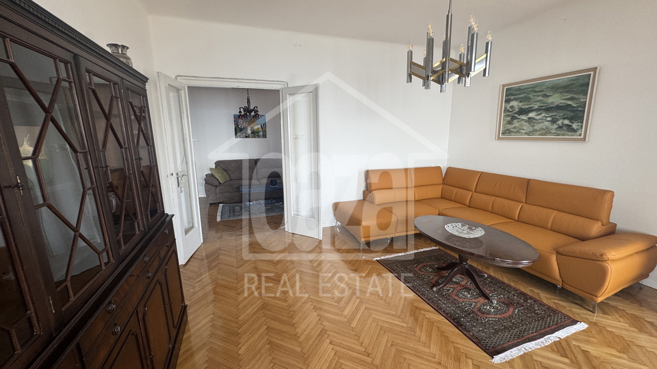Pe&cacute;ine&comma; 95m2&comma; trosobni stan sa db&plus;balkon