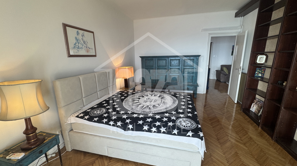 Pe&cacute;ine&comma; 95m2&comma; trosobni stan sa db&plus;balkon