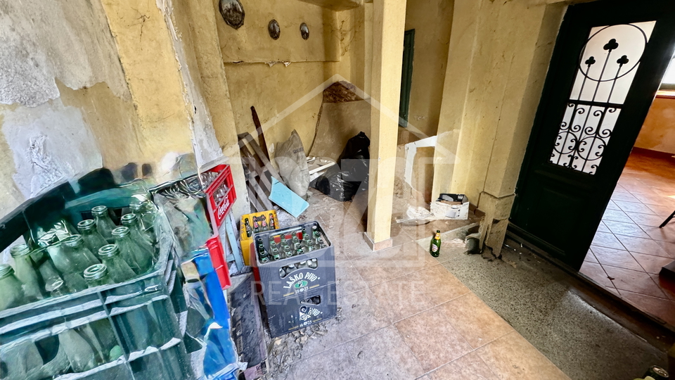 Orehovica&comma; djelomi&ccaron;no obnovljena starina sa dvori&scaron;nim objektom&comma; 147&period;000 EUR