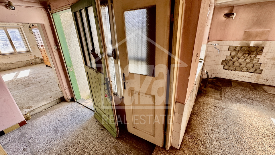 Orehovica&comma; djelomi&ccaron;no obnovljena starina sa dvori&scaron;nim objektom&comma; 147&period;000 EUR