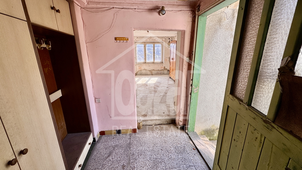 Orehovica&comma; djelomi&ccaron;no obnovljena starina sa dvori&scaron;nim objektom&comma; 147&period;000 EUR