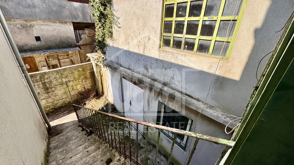 Orehovica&comma; djelomi&ccaron;no obnovljena starina sa dvori&scaron;nim objektom&comma; 147&period;000 EUR