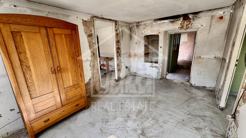 Orehovica&comma; djelomi&ccaron;no obnovljena starina sa dvori&scaron;nim objektom&comma; 147&period;000 EUR