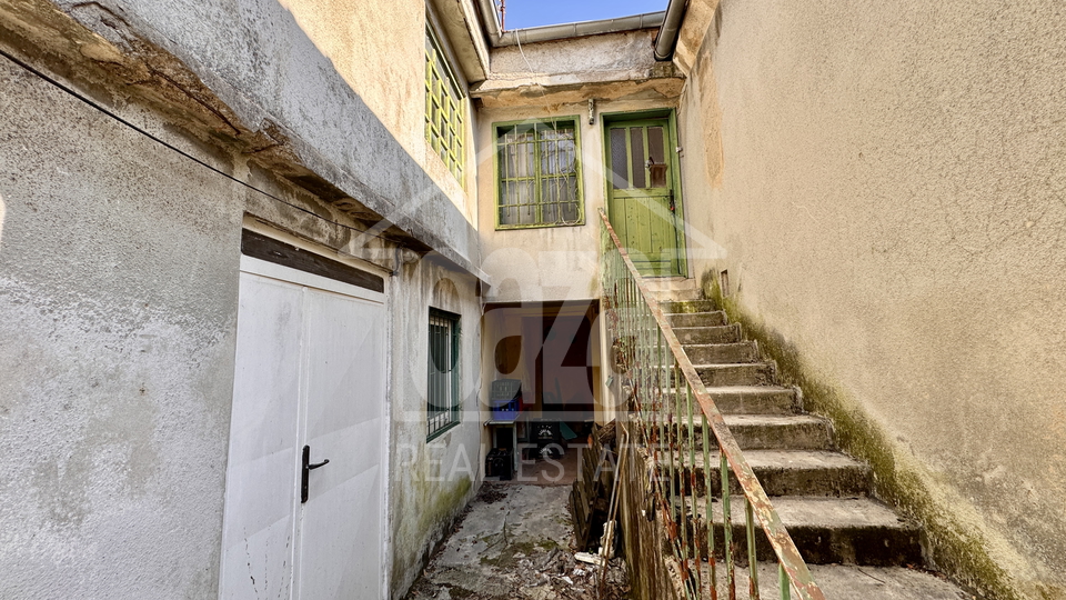 Orehovica&comma; djelomi&ccaron;no obnovljena starina sa dvori&scaron;nim objektom&comma; 147&period;000 EUR