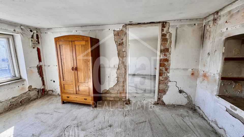 Orehovica&comma; djelomi&ccaron;no obnovljena starina sa dvori&scaron;nim objektom&comma; 147&period;000 EUR