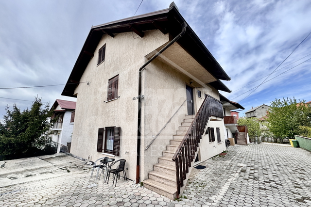 Ćikovići – 2S+DB etaža kuće + 110 m² tavana, parking, mirna lokacija