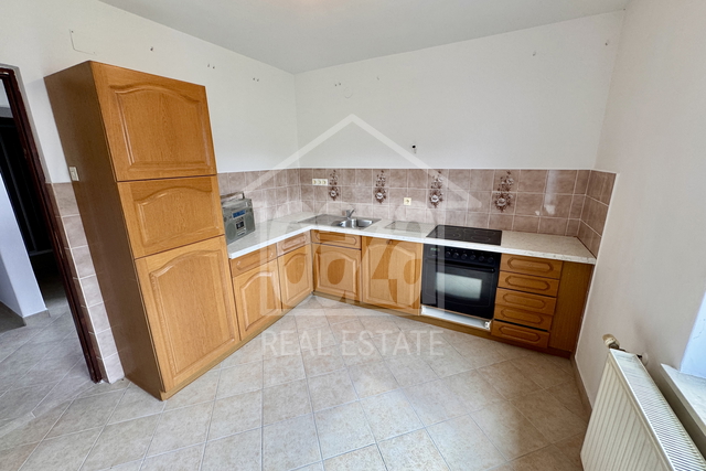 Ćikovići – 2S+DB etaža kuće + 110 m² tavana, parking, mirna lokacija