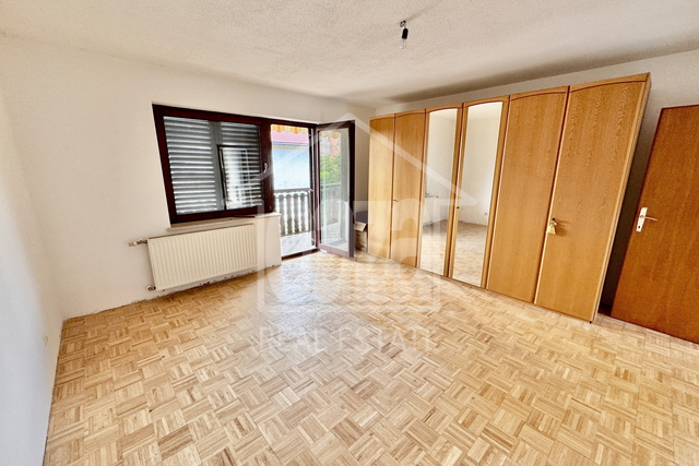Ćikovići – 2S+DB etaža kuće + 110 m² tavana, parking, mirna lokacija