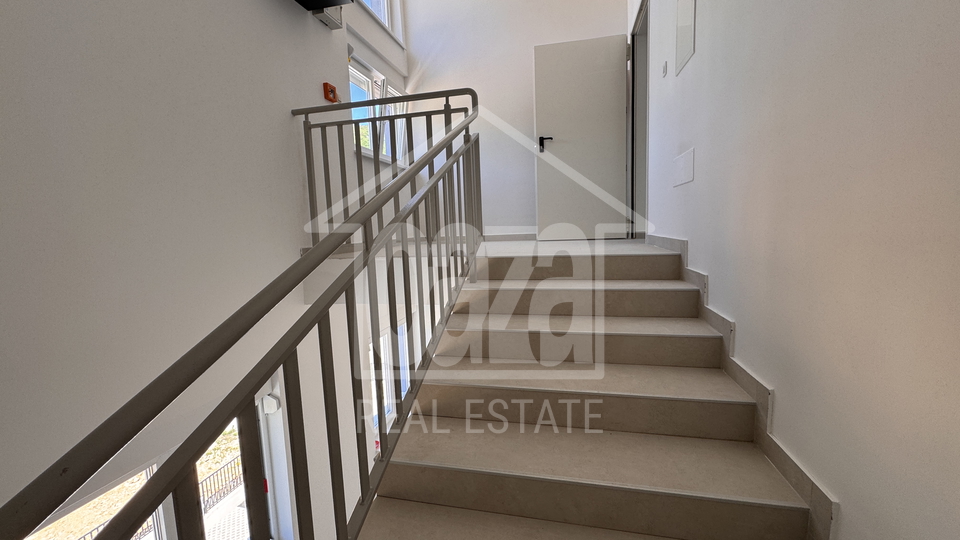 &Scaron;kurinje&comma; nova hala 130 m2&comma; visine 6m  &plus; uredI 147m2&plus;parking
