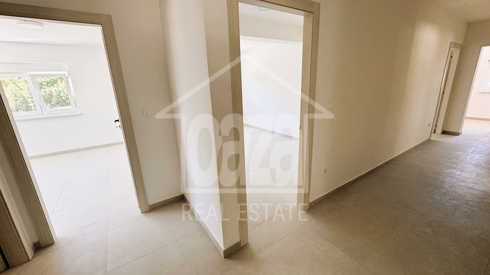 &Scaron;kurinje&comma; nova hala 130 m2&comma; visine 6m  &plus; uredI 147m2&plus;parking