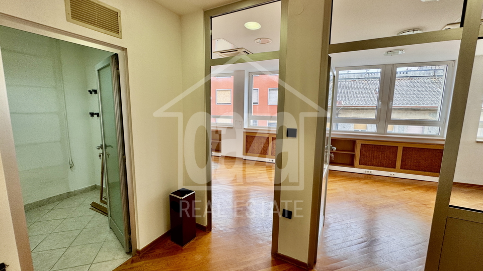 Rijeka - centar&comma; odli&ccaron;an vi&scaron;enamjenski poslovni prostor 107 m2 - 6 ureda