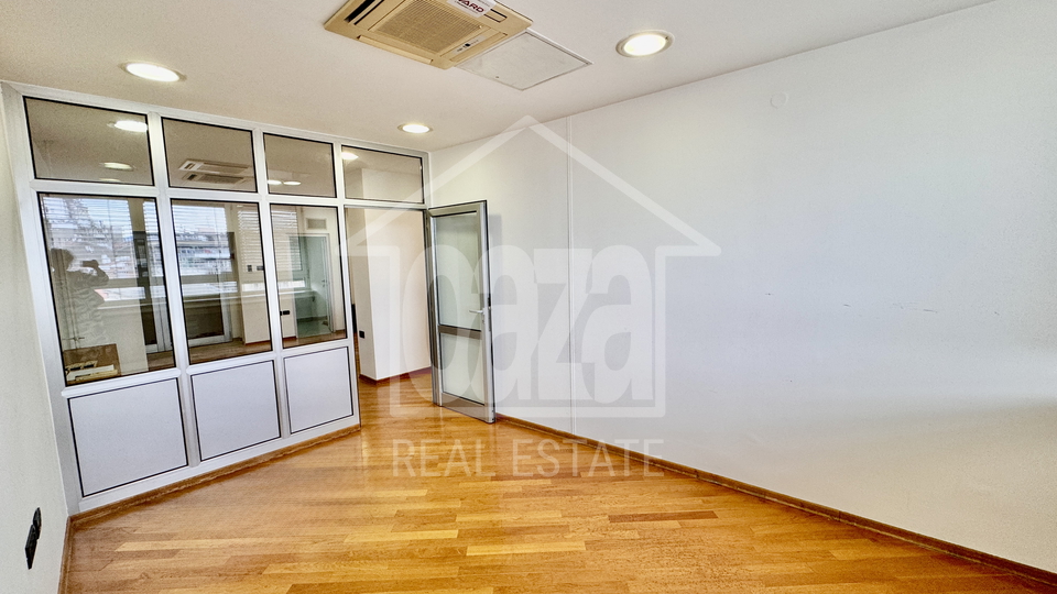 Rijeka - centar&comma; odli&ccaron;an vi&scaron;enamjenski poslovni prostor 107 m2 - 6 ureda