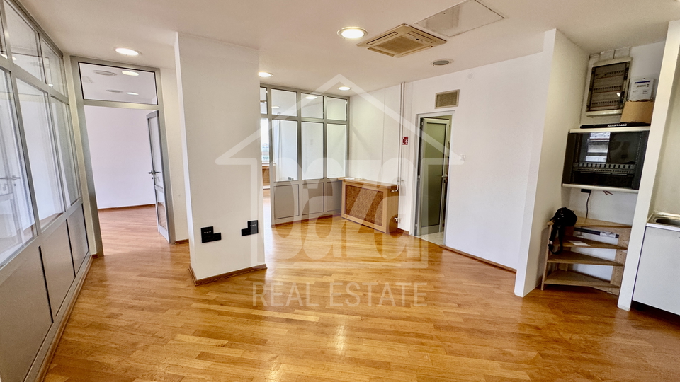 Rijeka - centar&comma; odli&ccaron;an vi&scaron;enamjenski poslovni prostor 107 m2 - 6 ureda
