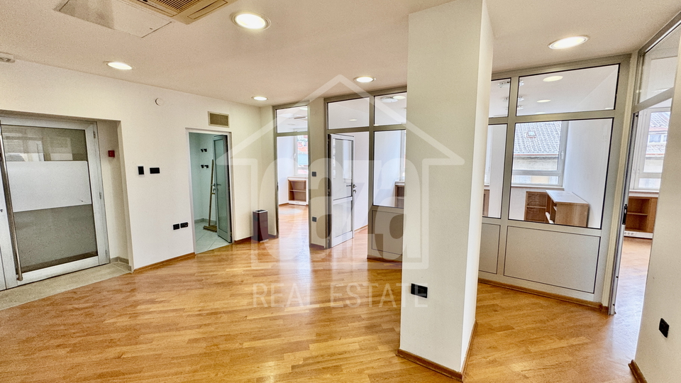 Rijeka - centar&comma; odli&ccaron;an vi&scaron;enamjenski poslovni prostor 107 m2 - 6 ureda