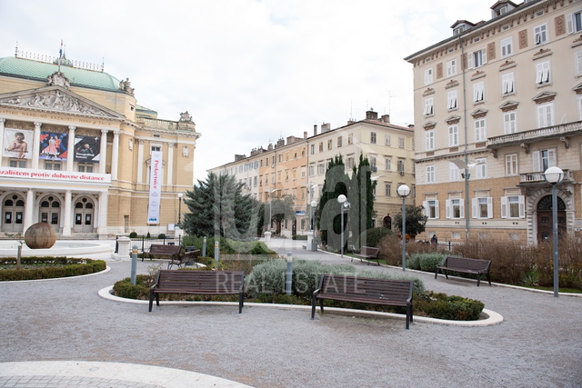 Rijeka, centar, prekrasan poslovni prostor, 4 ureda