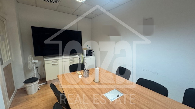 Rijeka - Centar, uredski prostor od 516 m2, 17 ureda + 2 kuhinje, lift