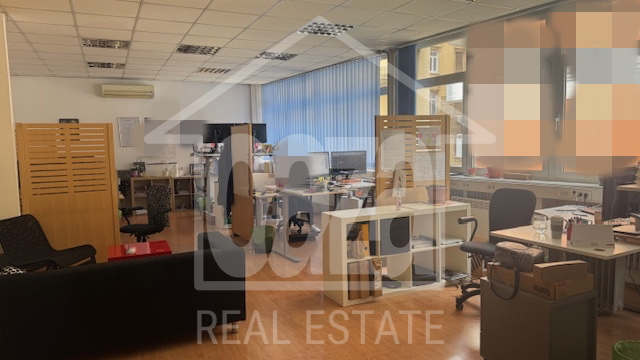 Rijeka - Centar, uredski prostor od 516 m2, 17 ureda + 2 kuhinje, lift