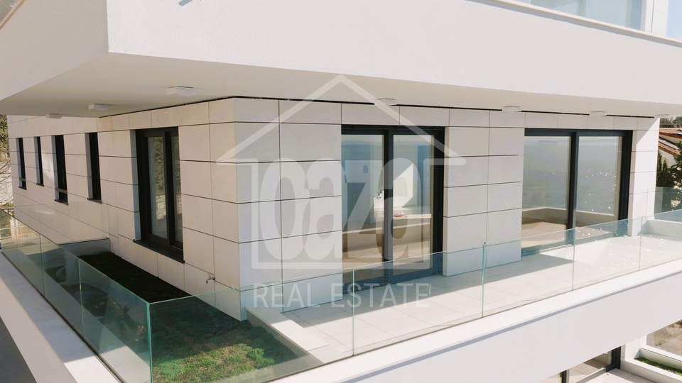 Beautiful luxury new building - smart apartments in Pe&cacute;ine&comma; first row to the sea - under construction