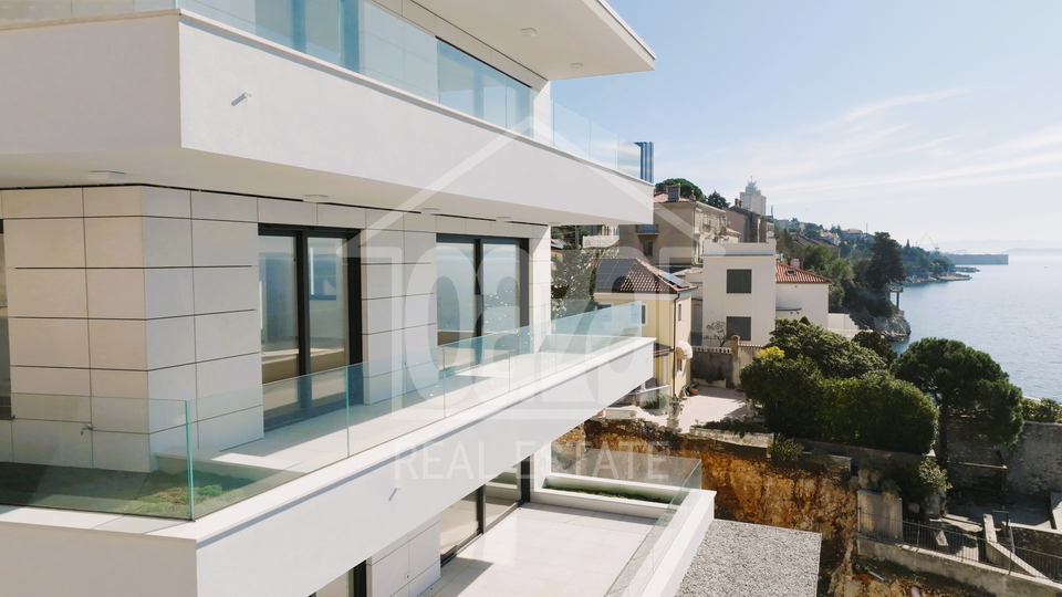 Beautiful luxury new building - smart apartments in Pe&cacute;ine&comma; first row to the sea - under construction
