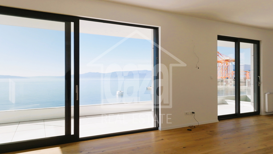 Beautiful luxury new building - smart apartments in Pe&cacute;ine&comma; first row to the sea - under construction