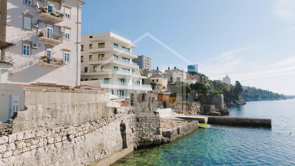Rijeka - Pe&cacute;ine&comma; prvi red do mora&comma; luksuzan stan za najam