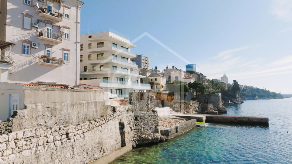 Beautiful luxury new building - smart apartments in Pe&cacute;ine&comma; first row to the sea - under construction