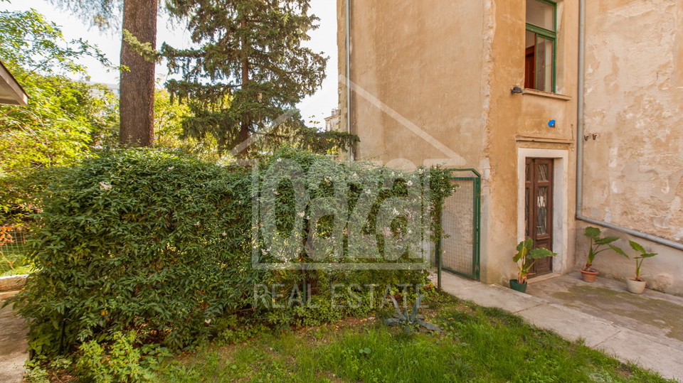 Oaza u centru Rijeke - stan - eta&zcaron;a&comma; 3s&plus;db&plus;vrt 150m2&comma; mirna lokacija