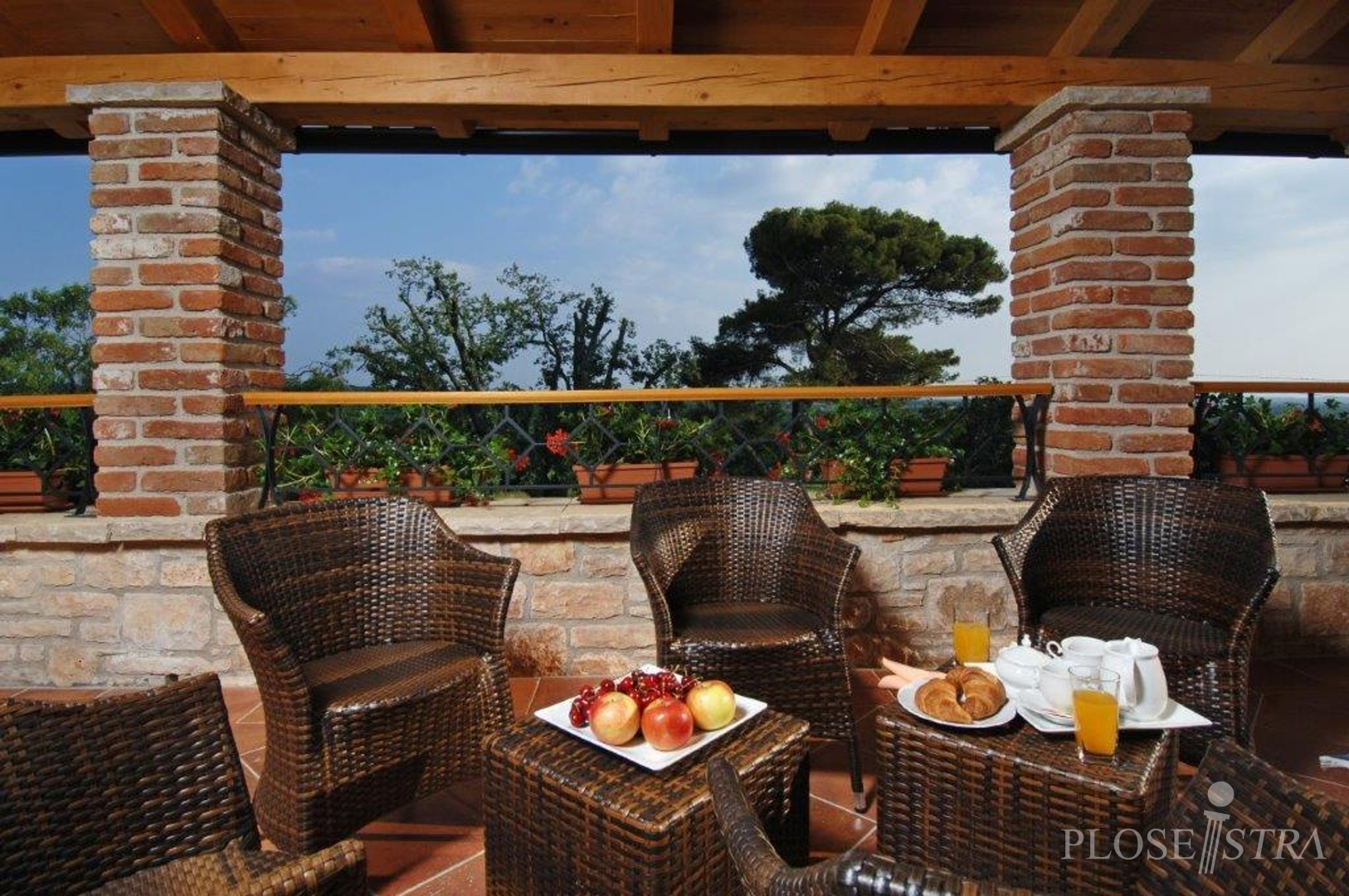 TRADICIONALNA, ISTARSKA KAMENA KUĆA SA BAZENOM!