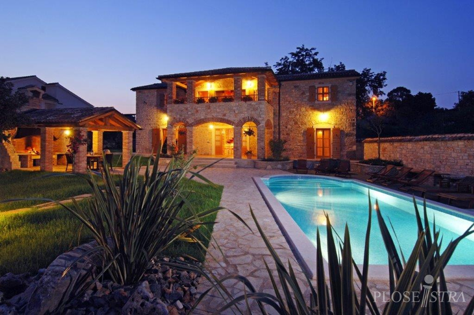 TRADICIONALNA, ISTARSKA KAMENA KUĆA SA BAZENOM!