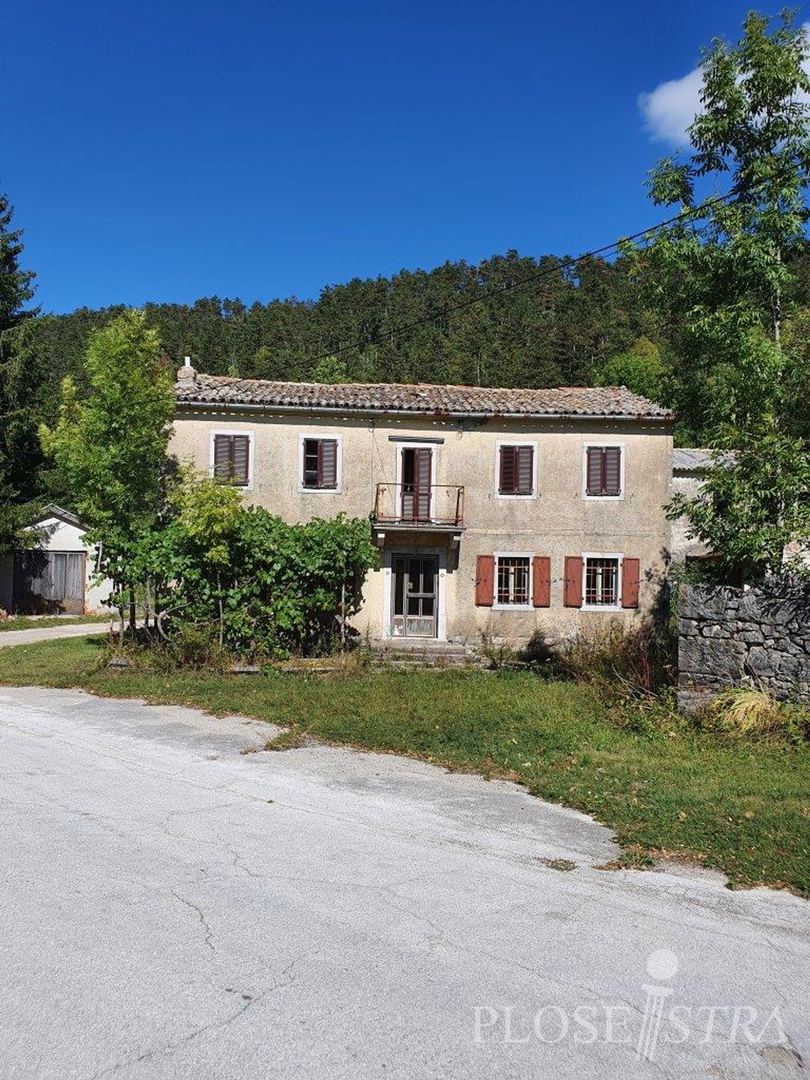 SELF-DETACHED STONE HOUSE FOR RENOVATION!