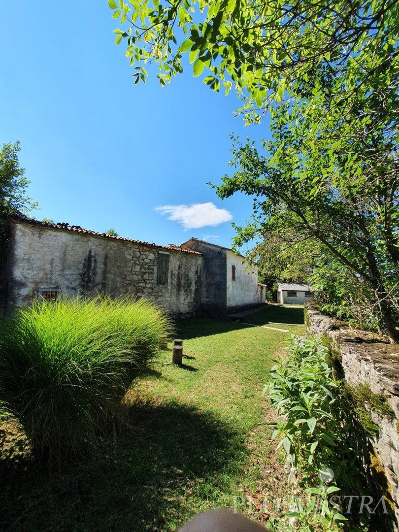SELF-DETACHED STONE HOUSE FOR RENOVATION!