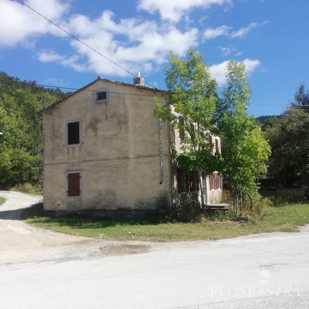 SELF-DETACHED STONE HOUSE FOR RENOVATION!