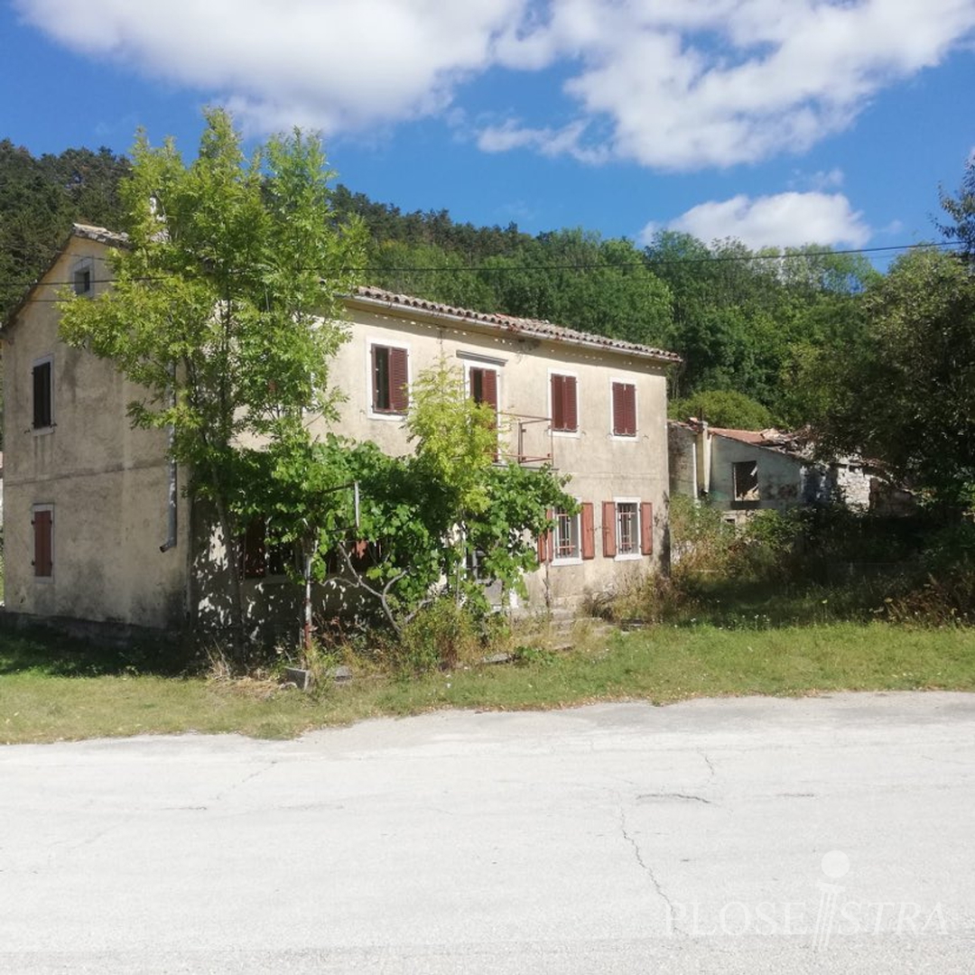 SELF-DETACHED STONE HOUSE FOR RENOVATION!