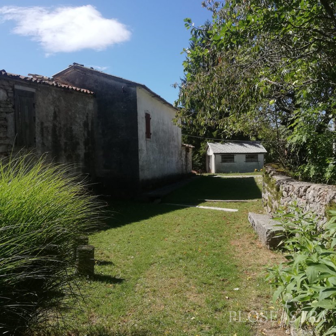 SELF-DETACHED STONE HOUSE FOR RENOVATION!