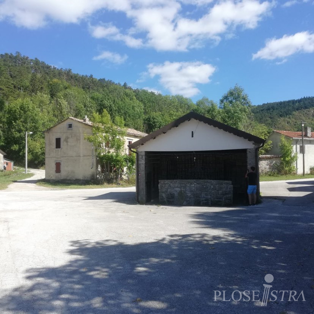 SELF-DETACHED STONE HOUSE FOR RENOVATION!